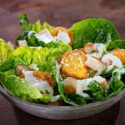 Vegetariánský salát Caesar s nugetkami a krémovým dresinkem Vegetariánský salát Caesar s nugetkami a krémovým dresinkem